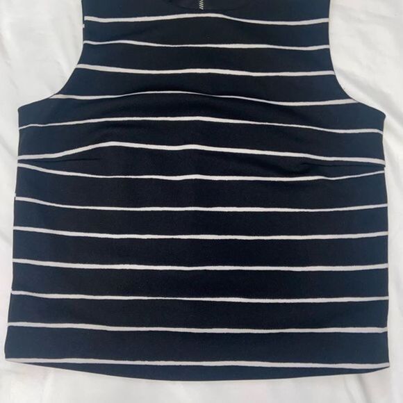 Banana Republic Sleeveless Striped Black and White Top - Picture 4 of 9